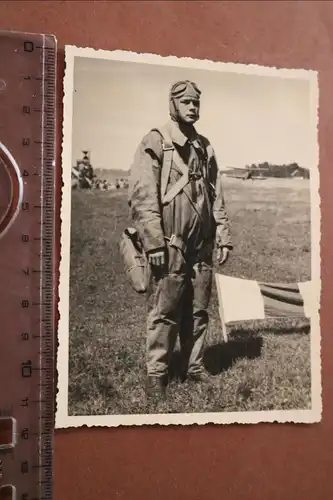 tolles altes Foto  Portrait eines Piloten mit Sitzfallschirm