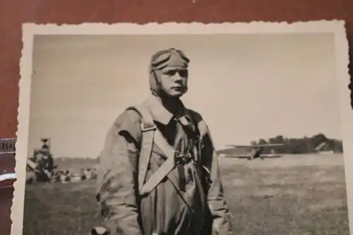 tolles altes Foto  Portrait eines Piloten mit Sitzfallschirm