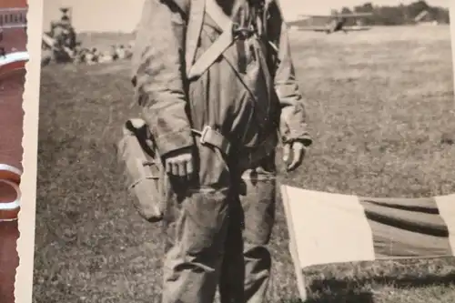 tolles altes Foto  Portrait eines Piloten mit Sitzfallschirm
