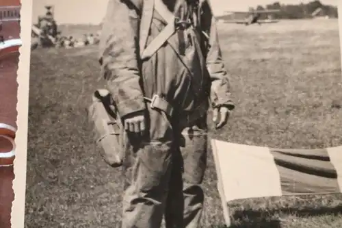 tolles altes Foto  Portrait eines Piloten mit Sitzfallschirm 