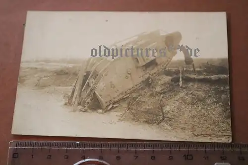 altes Foto - Abgeschossener britischer Panzer an der Somme  Pik As - 1918