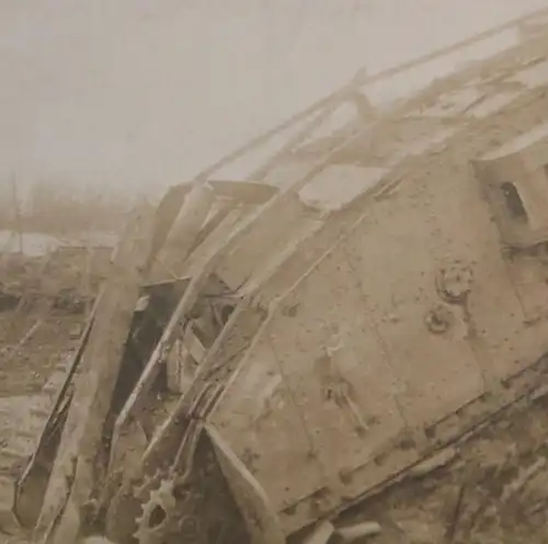 altes Foto - Abgeschossener britischer Panzer an der Somme  Pik As - 1918