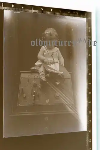 tolles altes Glasnegativ - kleines Mädchen sitzt auf Radiogerät ? Kopfhörer 20er