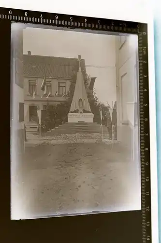 tolles altes Glasnegativ - mir unbekanntes Denkmal ??? Ort ?? 20-30er Jahre