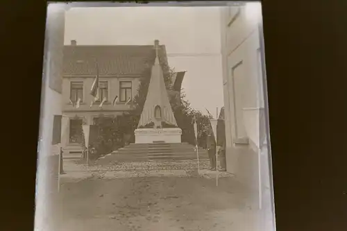 tolles altes Glasnegativ - mir unbekanntes Denkmal ??? Ort ?? 20-30er Jahre