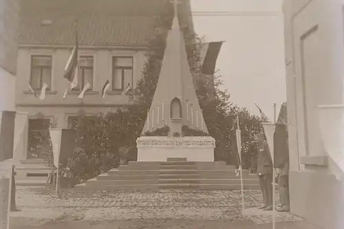 tolles altes Glasnegativ - mir unbekanntes Denkmal ??? Ort ?? 20-30er Jahre