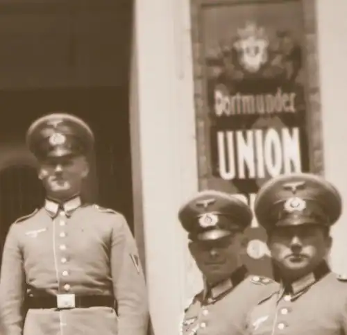 tolles alte Negativ - Soldaten vor Gasthaus - Werbung Dortmunder Union Bier