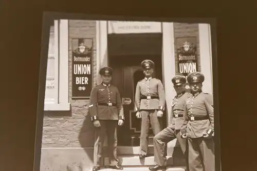 tolles alte Negativ - Soldaten vor Gasthaus - Werbung Dortmunder Union Bier