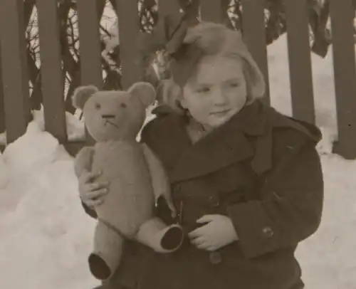tolles altes Negativ Mädchen auf Schlitten mit Teddybär - 30-40er Jahre 