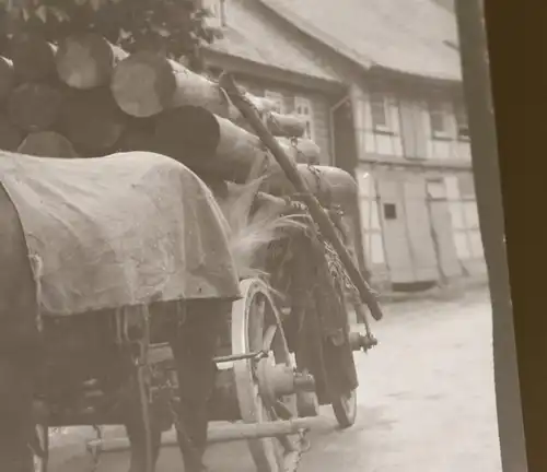 tolles altes Negativ Pferdefuhrwerk , beladen mit Holzstämme - Pferd Futtersack