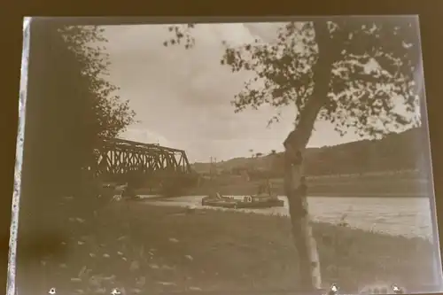 tolles altes Negativ Eisenbahnbrücke ?? Fluss - Binnenfrachter ? Kahn ?