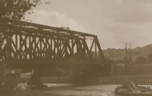 tolles altes Negativ Eisenbahnbrücke ?? Fluss - Binnenfrachter ? Kahn ?