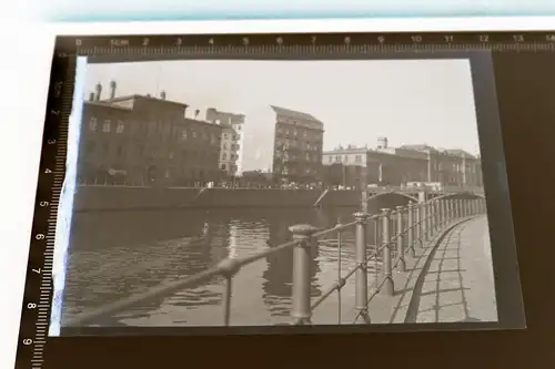 tolles altes Negativ Häuseransichten - Gebäude am Kanal , Fluss - Ort ? 20-30er