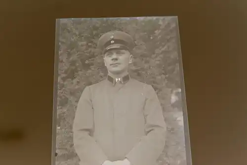tolles altes Negativ Portrait Mann in Uniform der Reichsbahn 20-30er Jahre