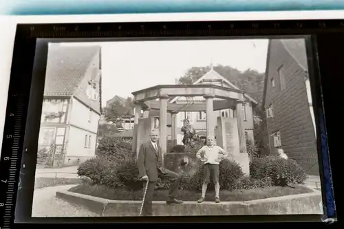 zwei alte Negative  - Bad Grund im Harz, Kirchplatz mit Ehrendenkmal 20-30e