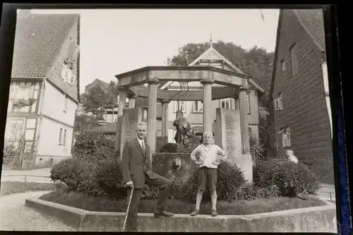 zwei alte Negative  - Bad Grund im Harz, Kirchplatz mit Ehrendenkmal 20-30e