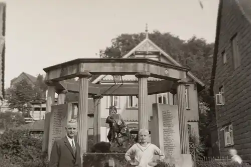 zwei alte Negative  - Bad Grund im Harz, Kirchplatz mit Ehrendenkmal 20-30e