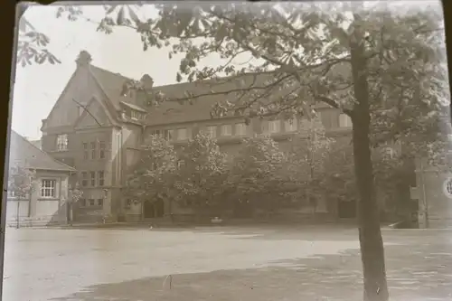 tolles altes Glasnegativ -  mit unbekanntes Gebäude - Schule ?? 20-30er Jahre