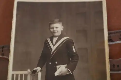 tolles altes Foto  Portrait eines Jungen im Matrosenanzug  20-30er Jahre