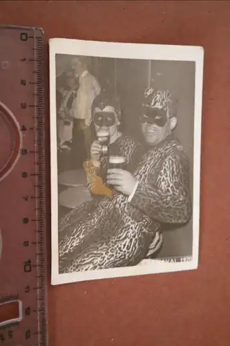 tolles altes Foto Mann und Frau im Katzenkostüm - karneval 1970