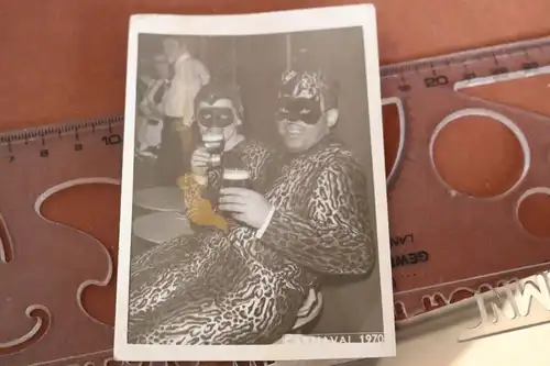 tolles altes Foto Mann und Frau im Katzenkostüm - karneval 1970