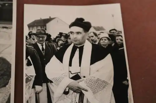 zwei alte Fotos mir unbekannte Priester, Bischof ??? 