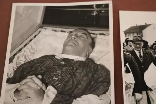 zwei alte Fotos mir unbekannte Priester, Bischof ??? 