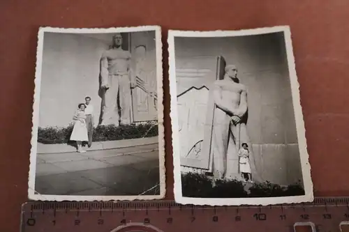 zwei alte Fotos - Frau posiert an großes Statuen - Arbeiter  30-40er Jahre Ort ?