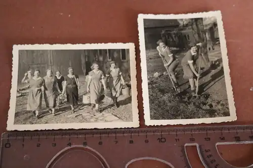 zwei alte Fotos - Junge Frauen .- BDM Mädels oder Trümmerfrauen ?