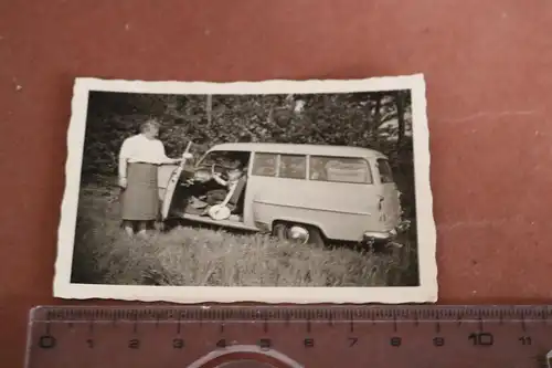tolles altes Foto - Mutter mit Sohn beim Oldtimer Opel P1 Caravan ? 50-60er Jahr