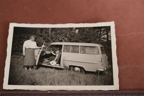 tolles altes Foto - Mutter mit Sohn beim Oldtimer Opel P1 Caravan ? 50-60er Jahr