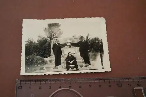 altes Foto - drei Jungs an einem Kriegerdenkmal - Soldatenkopf - 1935