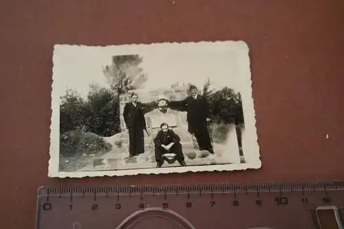 altes Foto - drei Jungs an einem Kriegerdenkmal - Soldatenkopf - 1935 