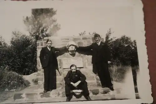 altes Foto - drei Jungs an einem Kriegerdenkmal - Soldatenkopf - 1935