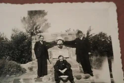 altes Foto - drei Jungs an einem Kriegerdenkmal - Soldatenkopf - 1935 