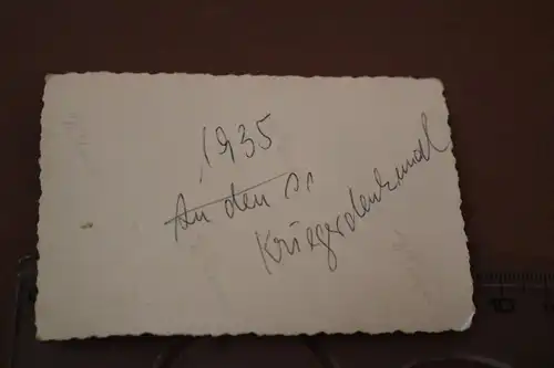 altes Foto - drei Jungs an einem Kriegerdenkmal - Soldatenkopf - 1935 