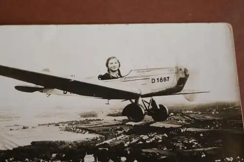 tolles altes Foto - Mädchen im Flugzeug Fotomontage - Kennung D 1887