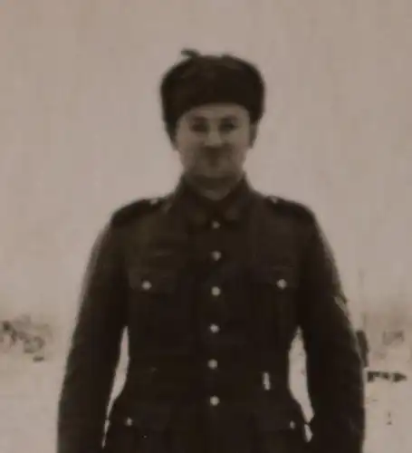  altes Foto - Portrait eines Soldaten mit Wintermütze und WiO Band