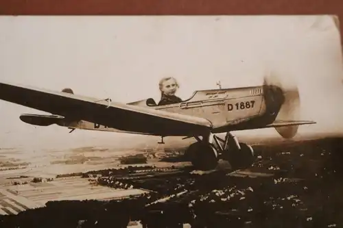 tolles altes Foto Leinwand - Fotomontage - Mädchen im Flugzeug D 1887