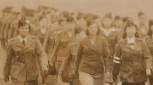 altes Foto Frauen in Uniform - Aufseherin ?  Marinehelferin ? Matrosen Hintergru