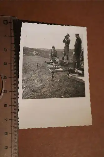 altes Foto -Soldaten Luftwaffe bei Schiessübungen mit MG Rundmagazin