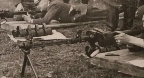 altes Foto -Soldaten Luftwaffe bei Schiessübungen mit MG Rundmagazin