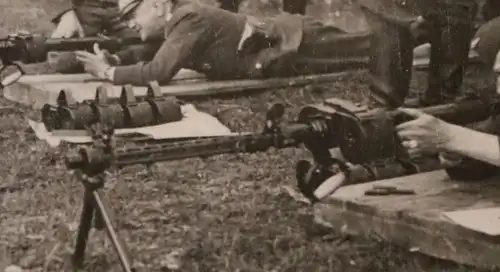  altes Foto -Soldaten Luftwaffe bei Schiessübungen mit MG Rundmagazin 