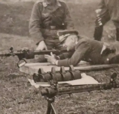 altes Foto -Soldaten Luftwaffe bei Schiessübungen mit MG Rundmagazin