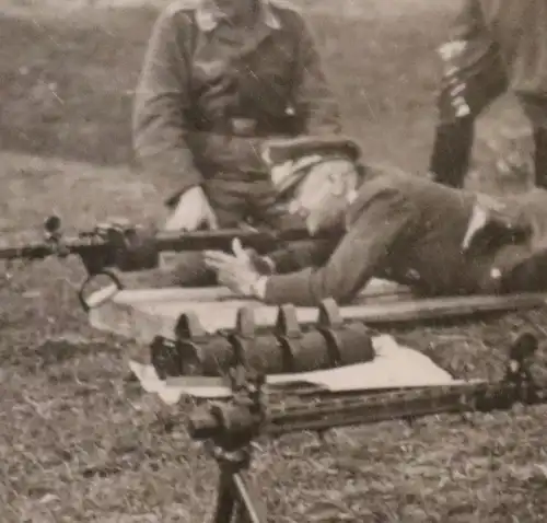  altes Foto -Soldaten Luftwaffe bei Schiessübungen mit MG Rundmagazin 