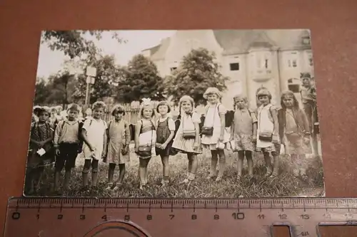 tolles altes Foto - Kindergruppe - 1. Schuljahr - Ort ?