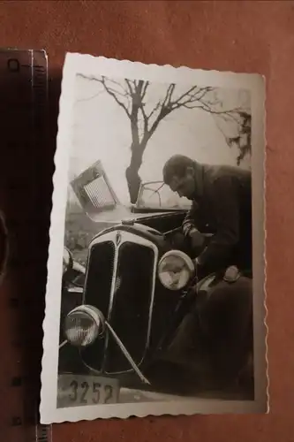 tolles altes Foto - Mann repariert Oldtimer - DKW F7 ??  30-40er Jahre