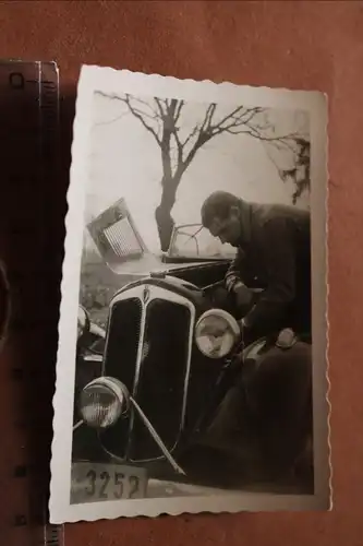 tolles altes Foto - Mann repariert Oldtimer - DKW F7 ??  30-40er Jahre 