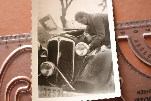 tolles altes Foto - Mann repariert Oldtimer - DKW F7 ??  30-40er Jahre