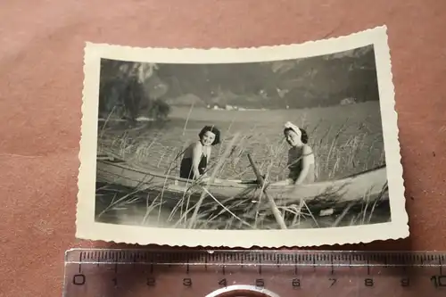 tolles altes Foto zwei  hübsche Frauen im Boot 40er Jahre